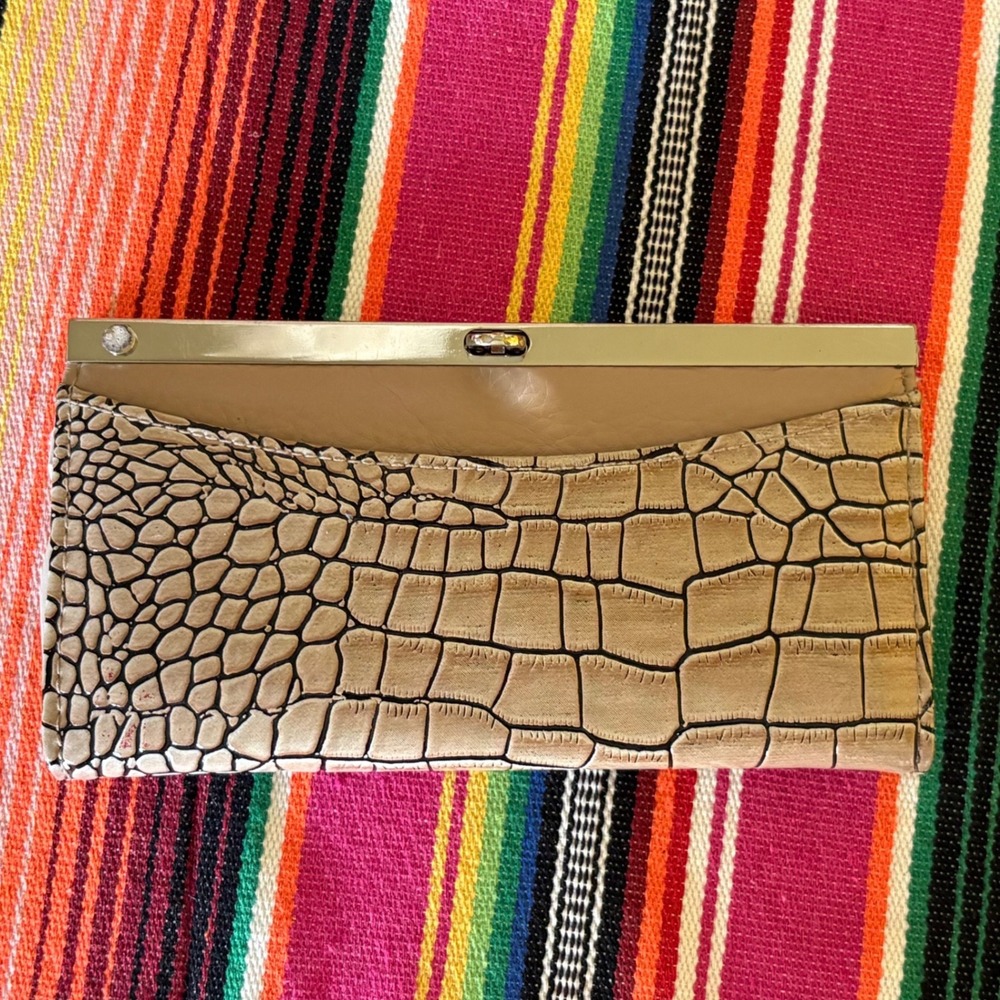Chateau Tan Crocodile Embossed Faux Leather Kiss Lock‎ Frame Clutch Wallet